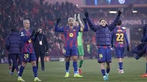 国足VS澳大利亚现场！全场球迷打开闪光灯纪念成都小球迷林子金